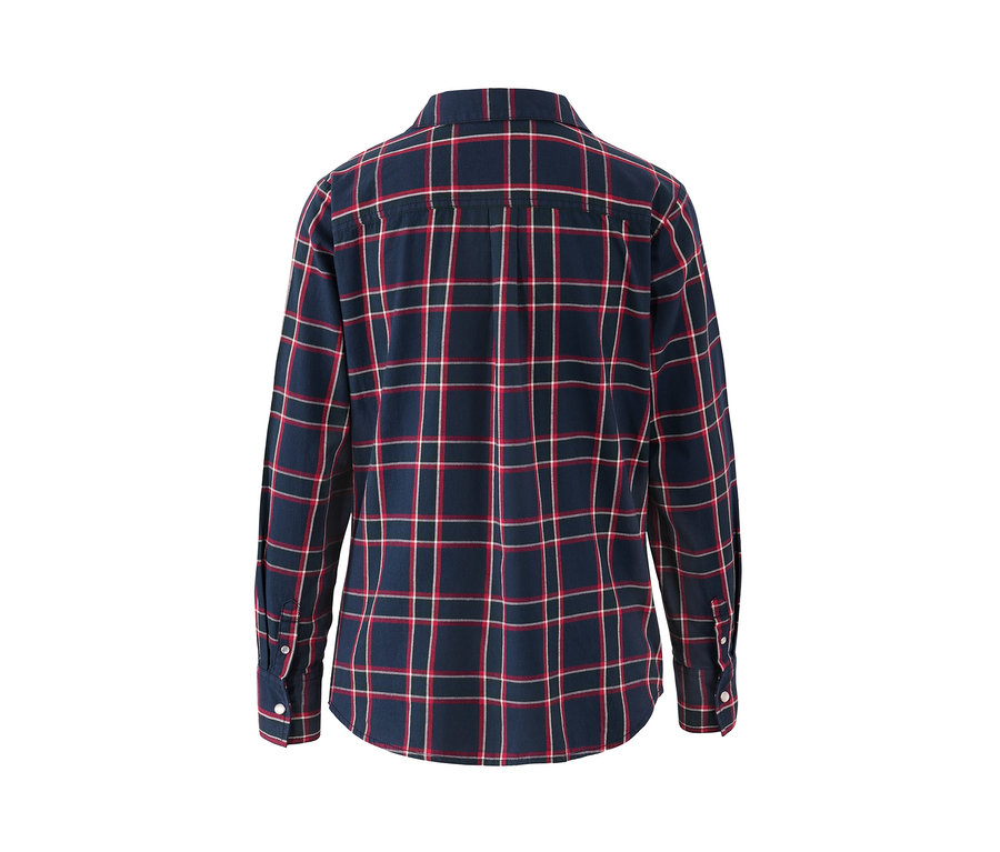 Detailansicht der Rückseite einer karierten Bluse aus Baumwoll-Flanell.