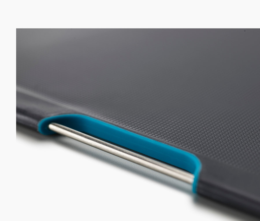 Detailansicht eines grauen Joseph Joseph Schneidebrett-Sets »Folio« mit blauem Akzent und Metallstange.
