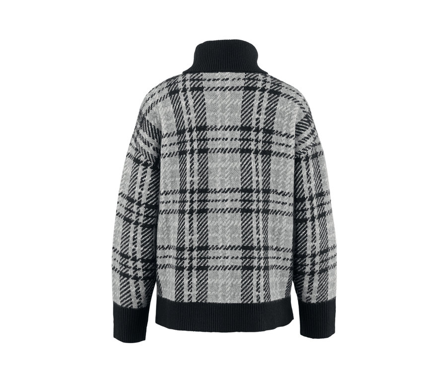 Detailansicht eines Strickpullovers mit Rollkragen und Karomuster.