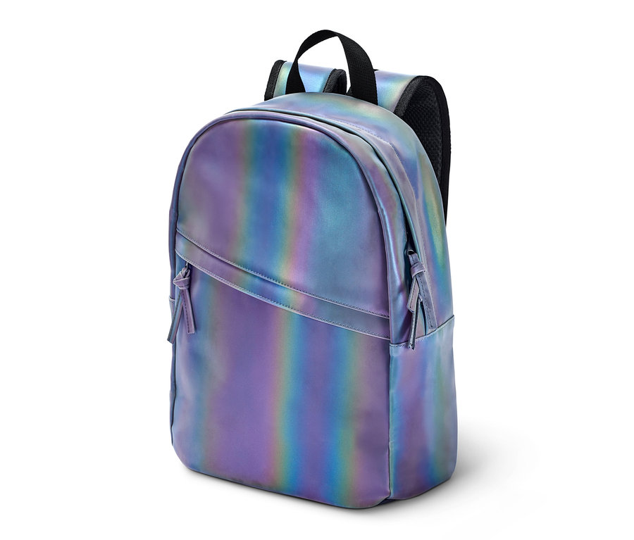 Ein reflektierender Rucksack mit schimmerndem lilafarbenen Stoff und schwarzen Trägern.