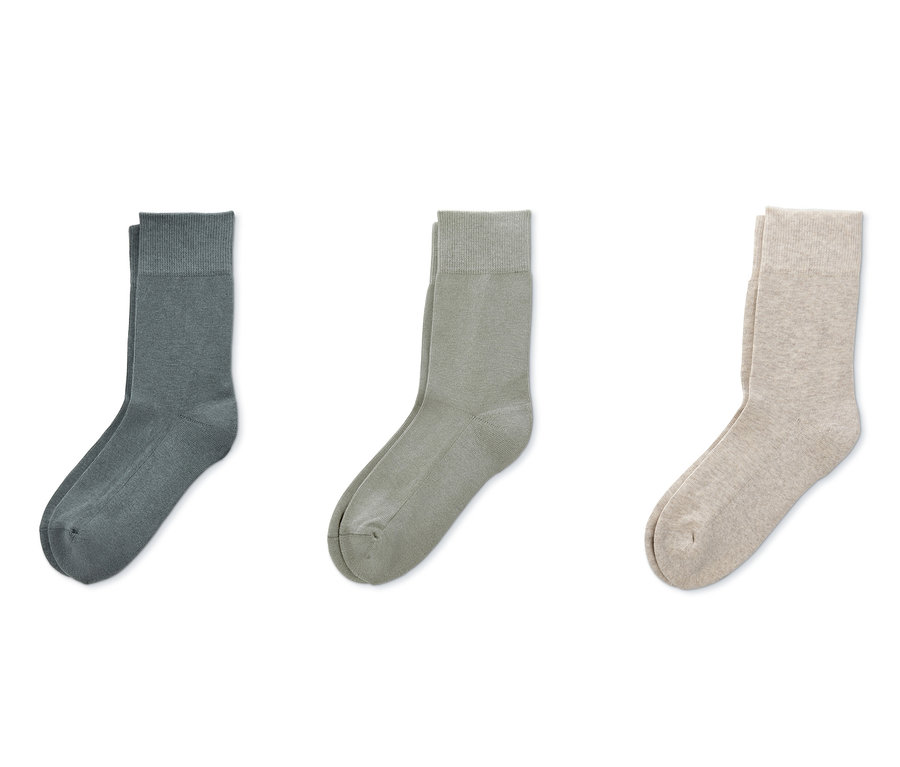 Drei Paar Socken in verschiedenen Farben.