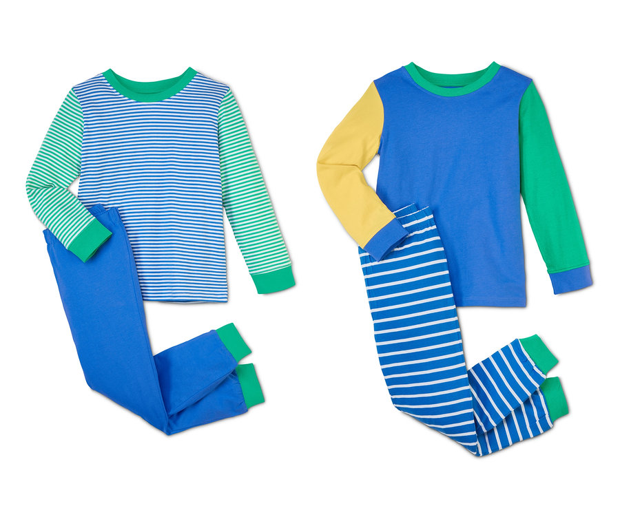 Zwei Pyjamas: Ein blau-grün gestreifter und ein blau-gelb-grüner mit gestreifter Hose.