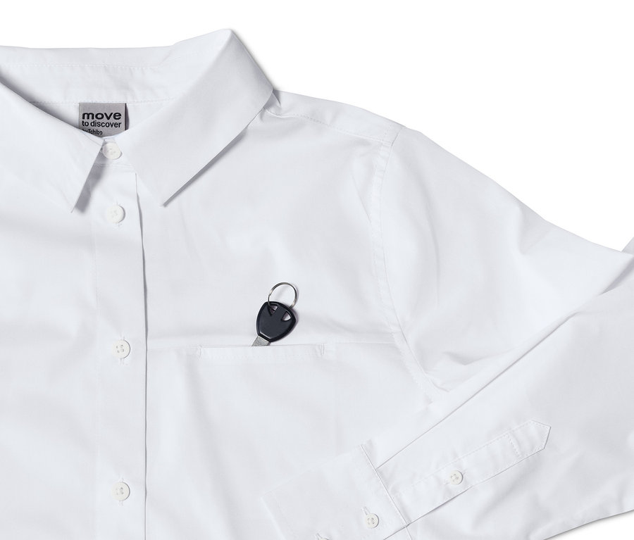 Weisse Funktionsbluse mit Schlüssel in der Tasche.