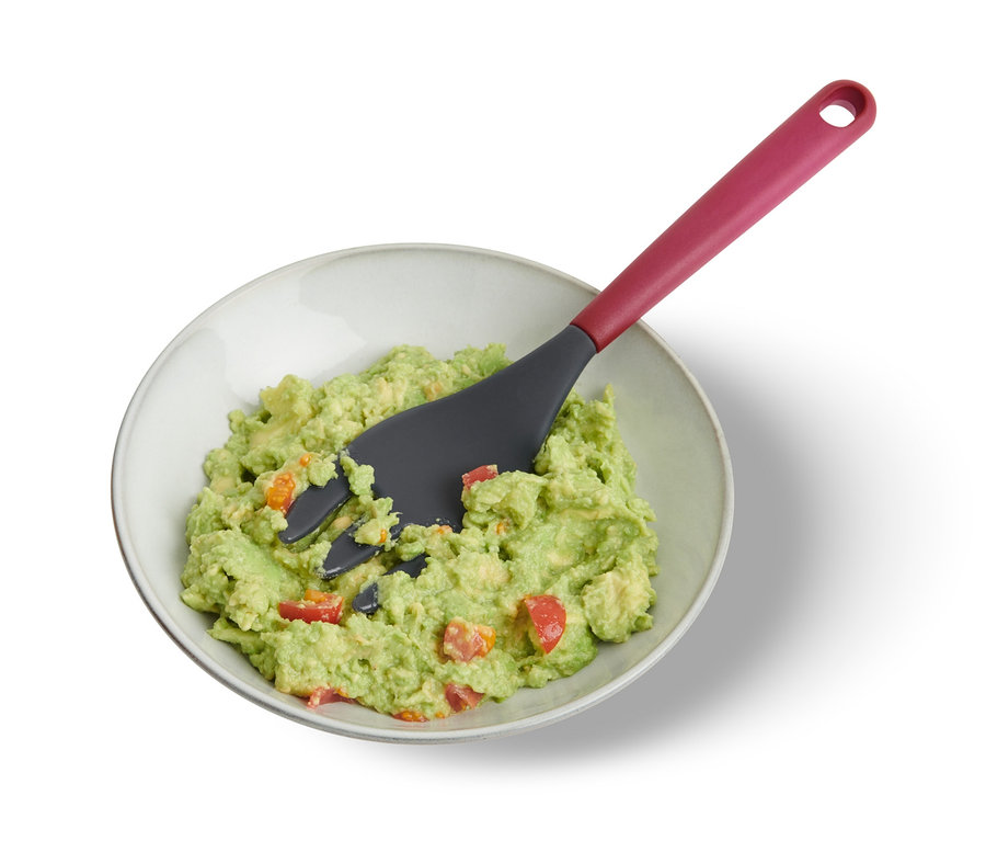 Schüssel mit Avocado-Dip und Multifunktions-Kochgabel.