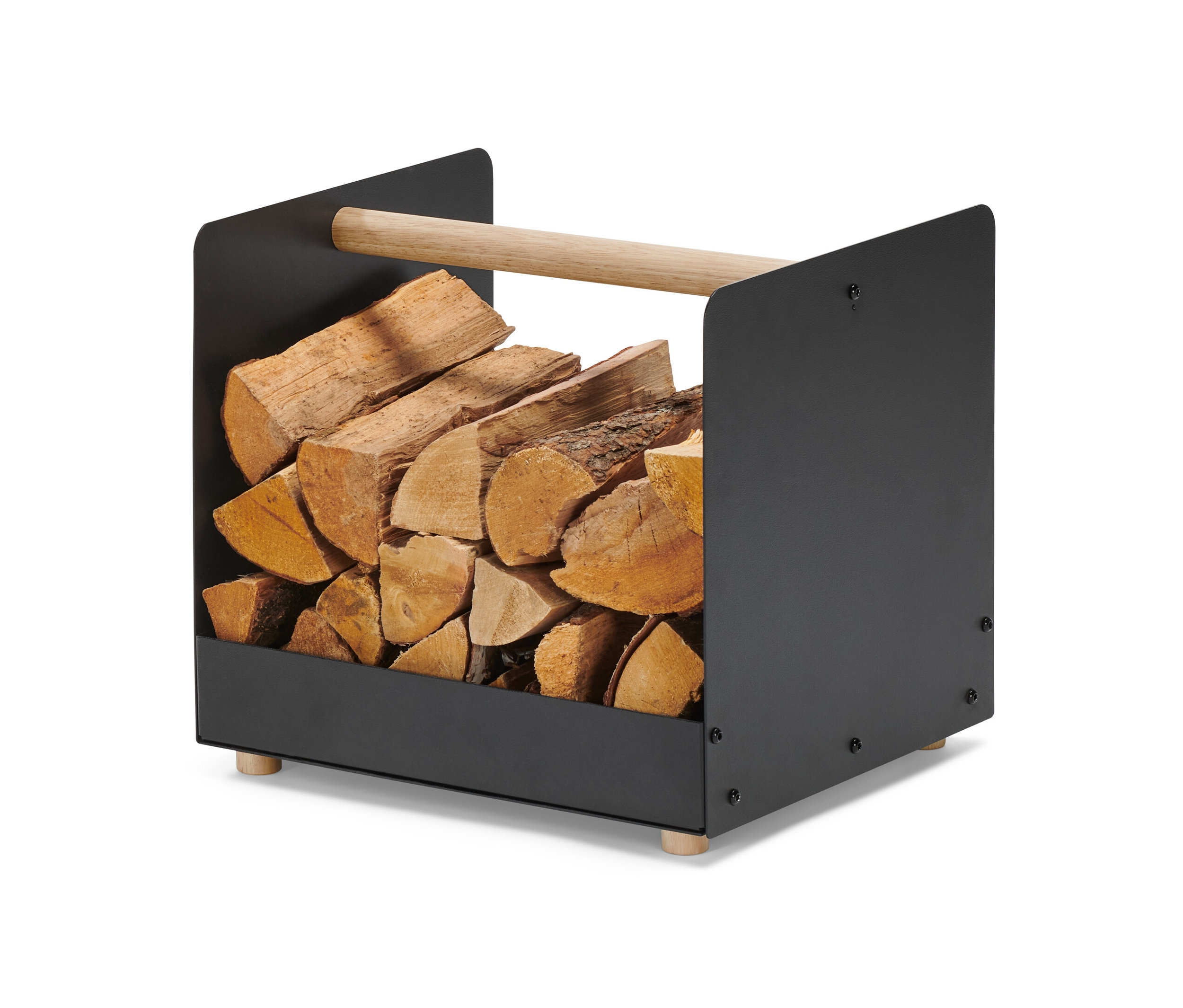 Ein schwarzer Kaminholzkorb mit Holzgriff gefüllt mit Brennholz.