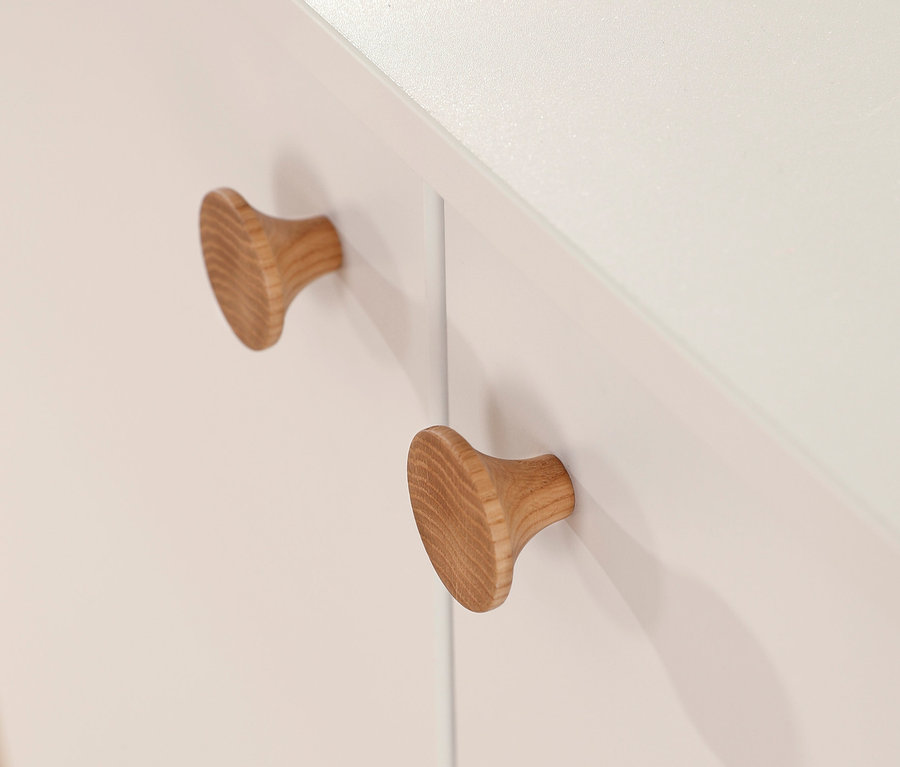 Detail einer weißen rauch Kommode »Freyja« mit zwei Schubladen und zwei Türen mit Holzgriffen.