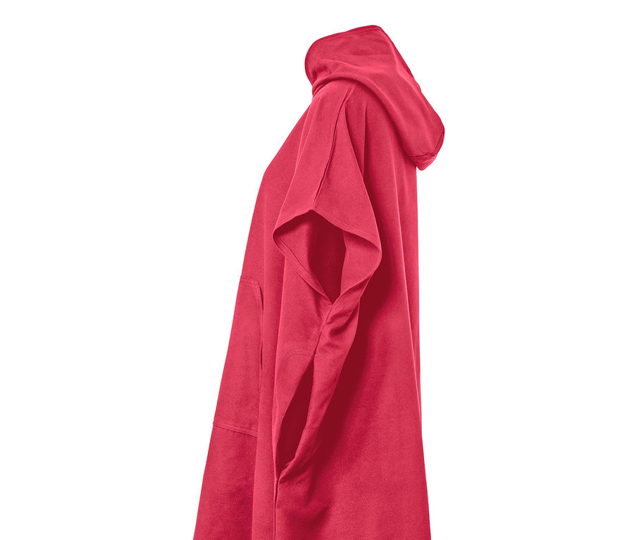 Detailansicht des beerefarbenen Umzieh-Ponchos.