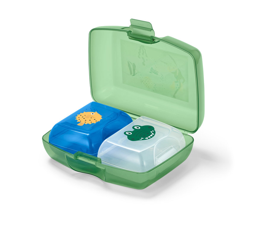 Geöffnete grüne 3 Brotdosen mit zwei kleineren Dosen darin. Eine Dose ist blau mit einem gelben Fisch darauf, die andere ist weiss mit einem grünen Krokodil.
