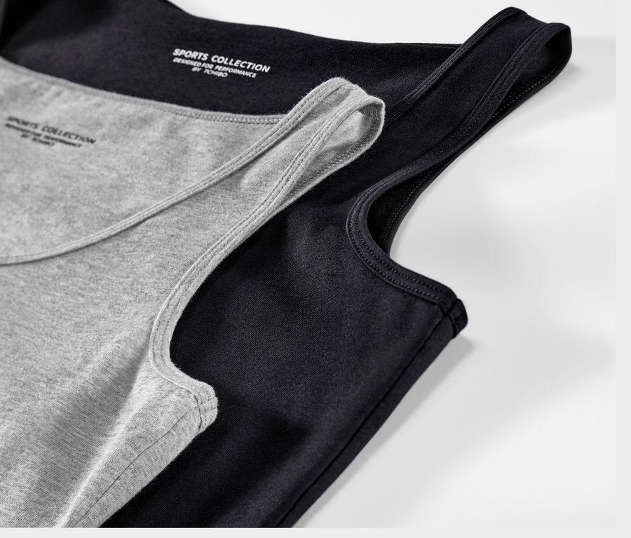 Nahaufnahme von 2 schwarzen und grau melierten Tops.