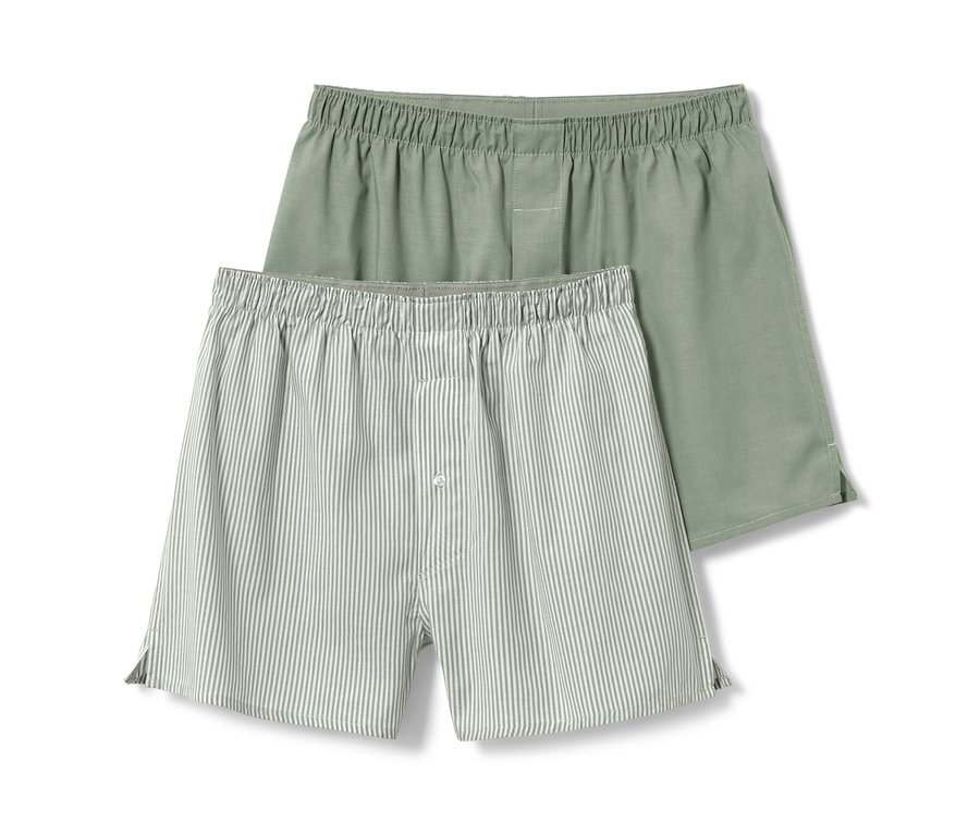 Zwei Webboxershorts, eine einfarbig grün, die andere gestreift.