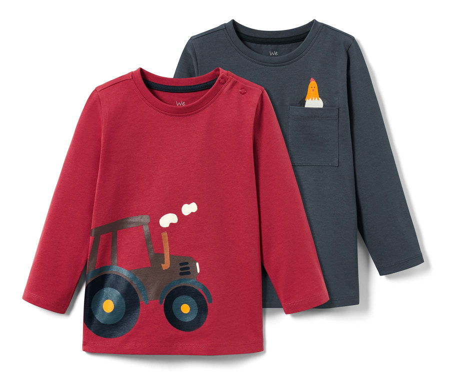 Zwei Kleinkind-Langarmshirts: ein rotes mit einem Traktor und ein graues mit einem Huhn in der Tasche.