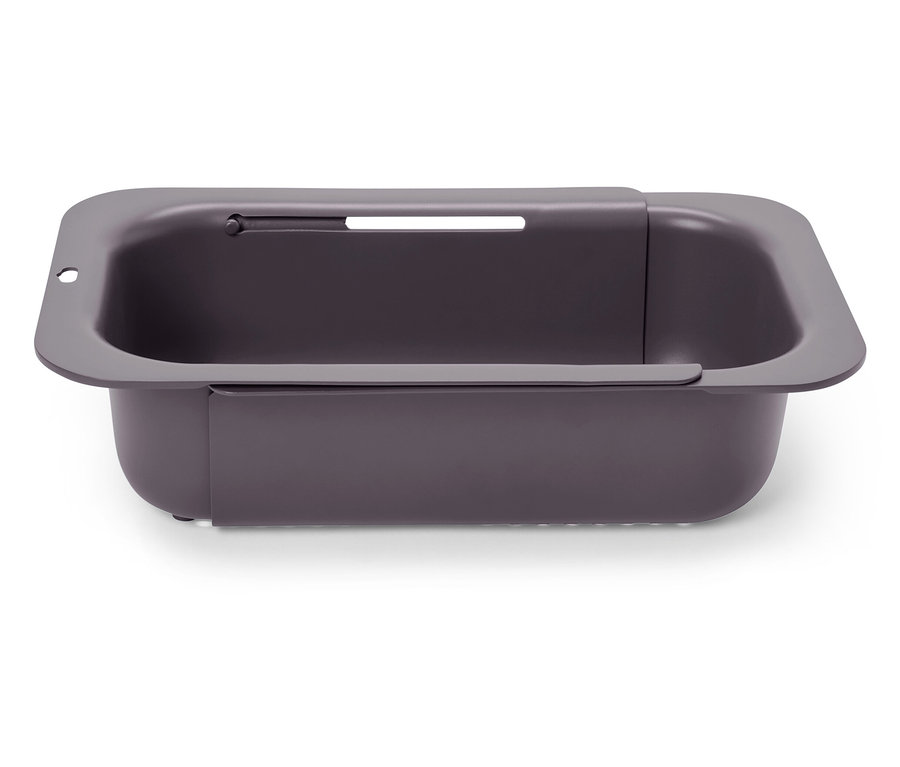 Violette rechteckige Abtropfschale auf weißem Hintergrund.