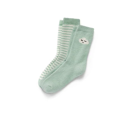 Zwei Paar Kuschelsocken: ein Paar hellgrün mit Wolkenmotiv, ein Paar mit weißen Streifen auf hellgrünem Grund.