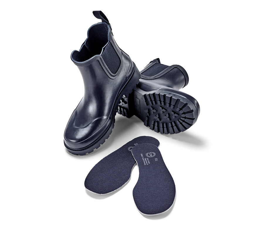 Zwei Regenstiefeletten und zwei Schuheinlagen.