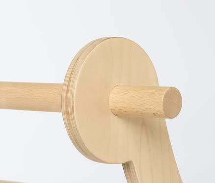 Detailansicht eines Pinolino Kletterbogens und einer Wippe aus Holz.