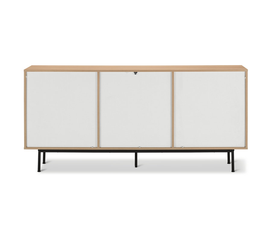 Ein Sideboard »Finnsbo« mit Lamellenoptik, drei weißen Türen und hellem Holzrahmen steht auf schwarzen Füßen.