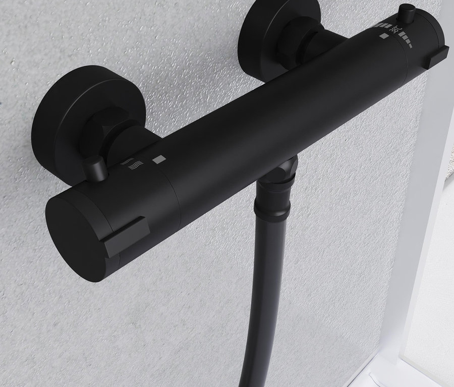 Detail der schwarzen Thermostat-Duscharmatur London an der Wand.