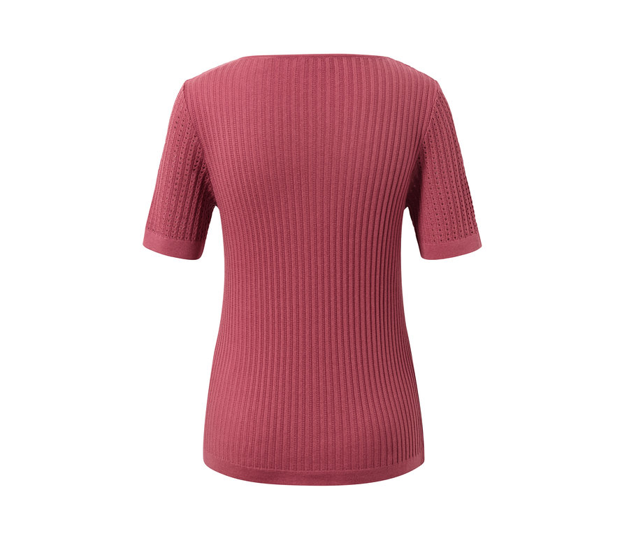 Detailansicht eines beerenfarbenen Strick-Shirts.