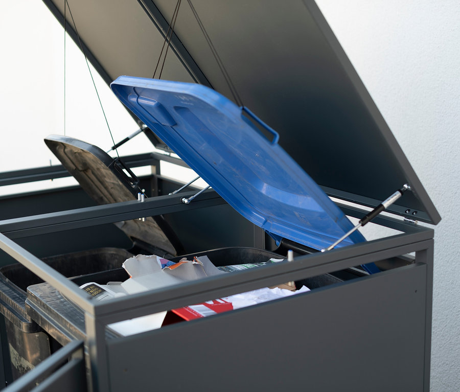 Geöffneter Mülltonnenbox aus Stahl für zwei Behälter mit blauem und schwarzem Deckel.