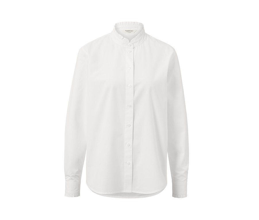 Weisse Bluse mit Rüschendetail.