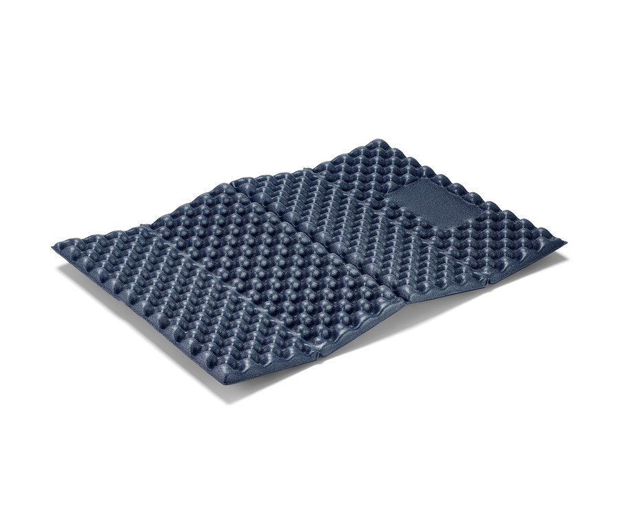 Ein blaues, faltbares Thermo-Sitzkissen.