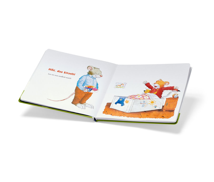 Aufgeschlagenes Buch »Leo Lausemaus – mein Mitmachbuch« mit Illustrationen von einer Maus und einem Löwen in verschiedenen Szenen.