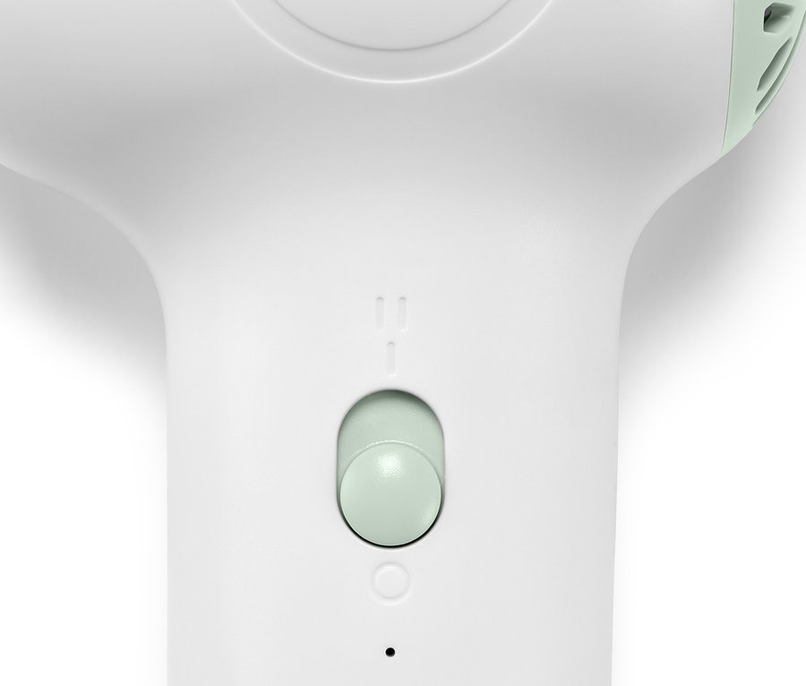 Detailansicht eines Akku-Baby-Haartrockners mit Bedienknopf.