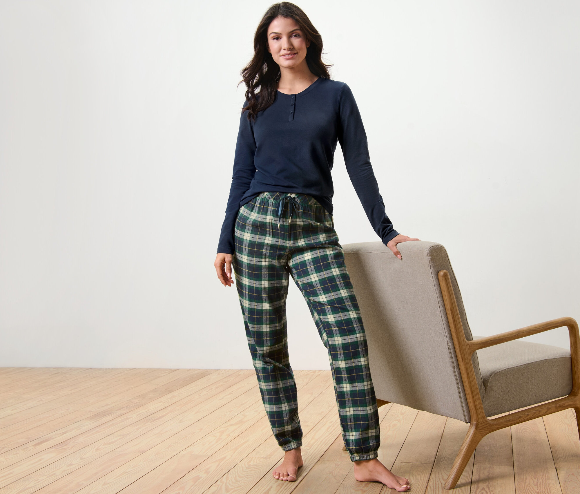 Frau posiert in grünem Flanellpyjama.
