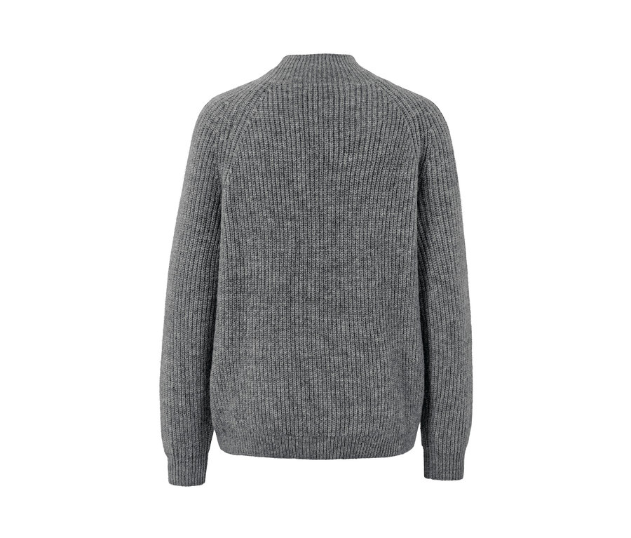 Grauer Grobstrickpullover mit Stehkragen.