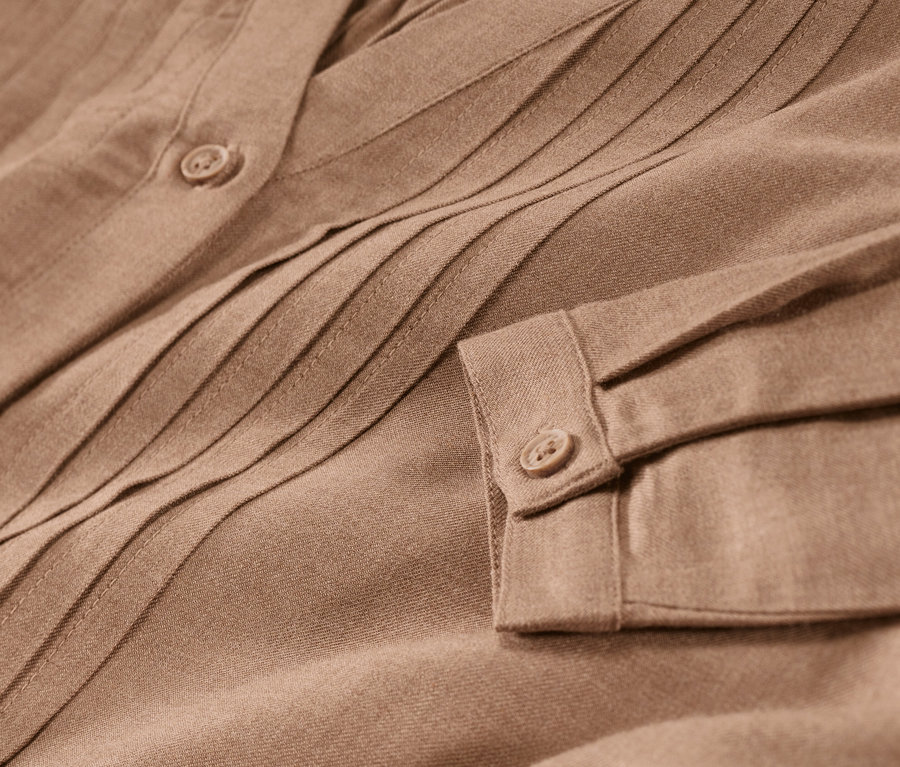 Detailansicht einer Tunikabluse.