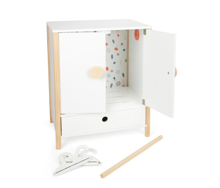 Geöffneter small foot Puppenschrank »Little Button« mit Kleiderbügeln und Stange.