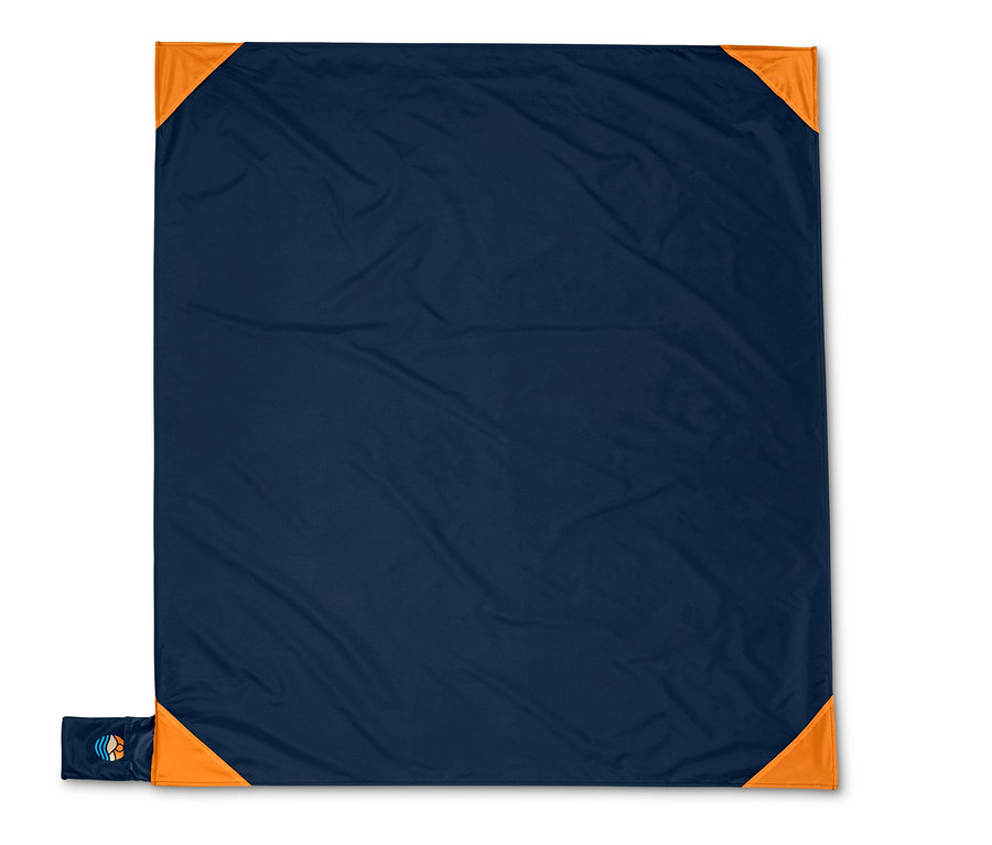 Eine dunkelblaue Mini-Picknickdecke mit orangefarbenen Ecken.