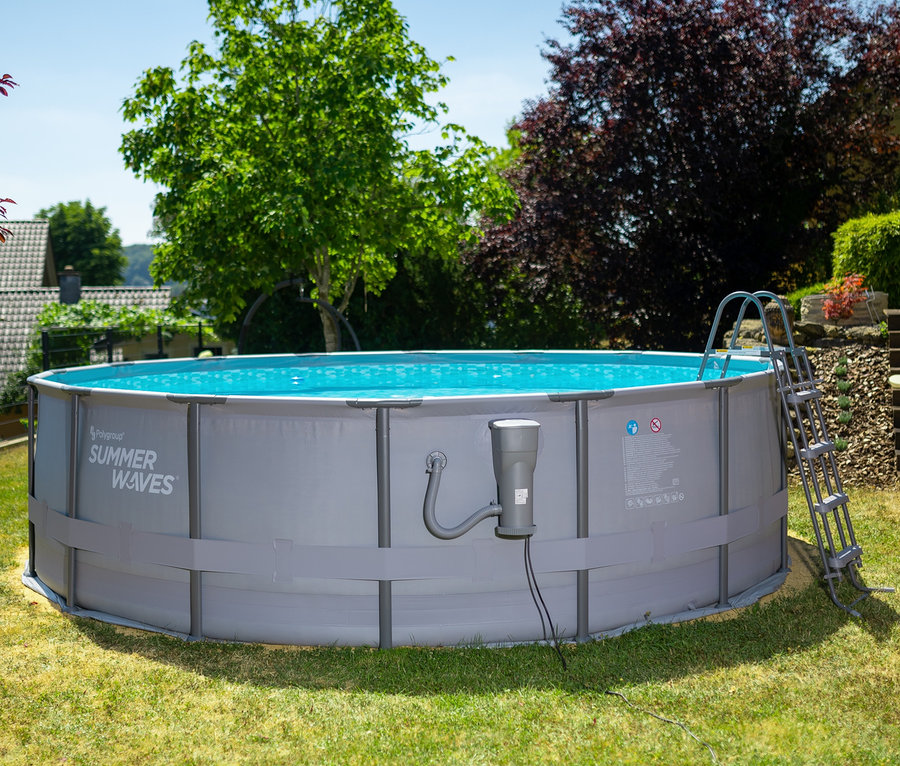 Summer Waves Elite-Frame-Pool, Ø ca. 488 cm auf einer Wiese.