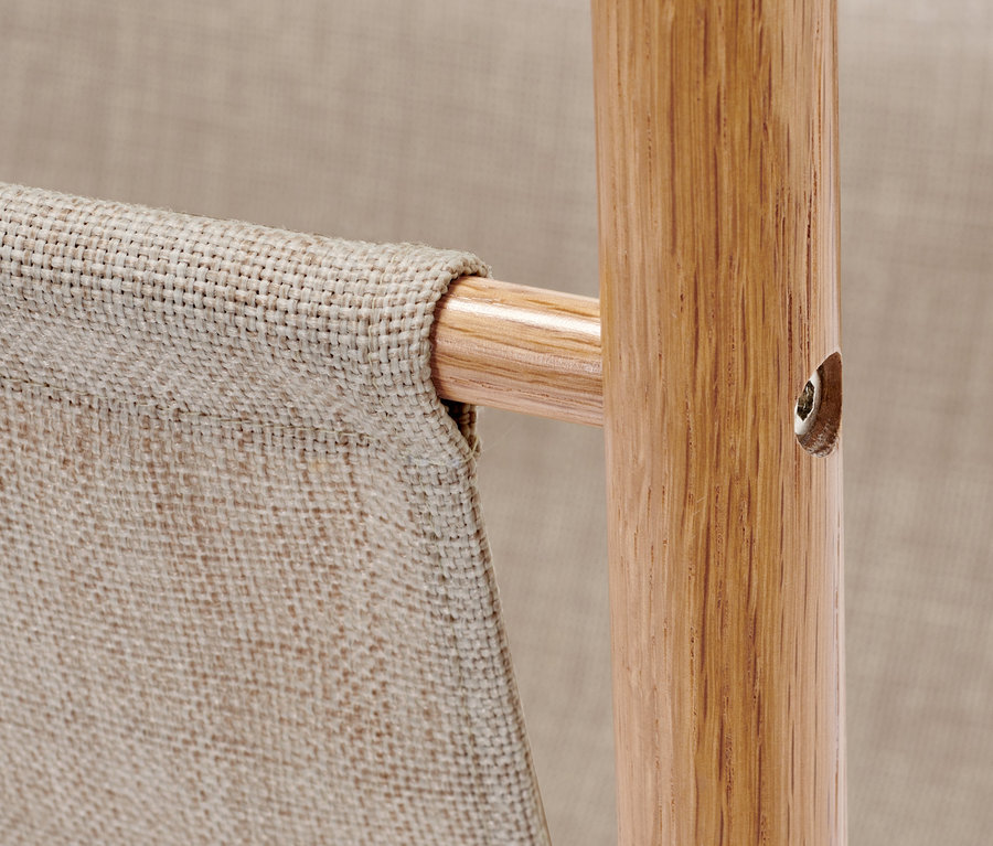 Detailansicht Beistelltisch mit Schlaufenablage.