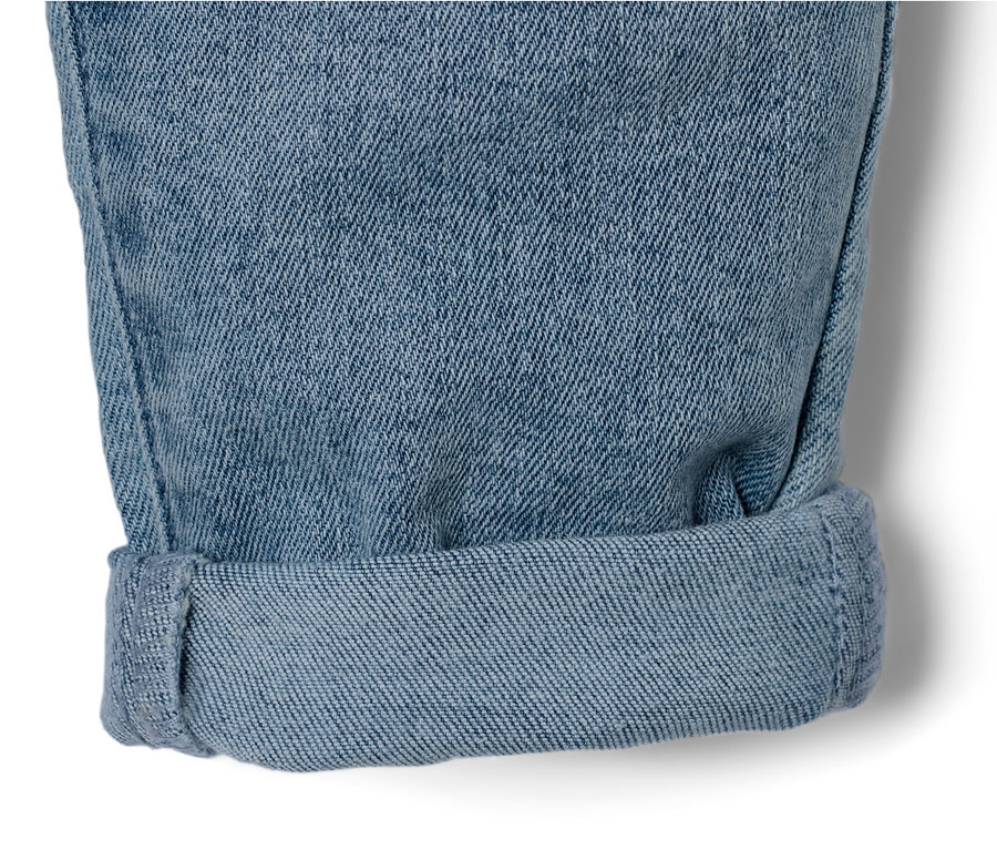 Detailansicht einer Kinder-Pull-on-Pants – Fit »Luca« aus blauem Denim mit umgeschlagenem Saum.
