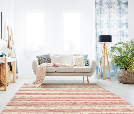 Wohnzimmer mit beigem Sofa, Holzlampe und rosa-weißem Kayoom Wollteppich »Bohist 225«.