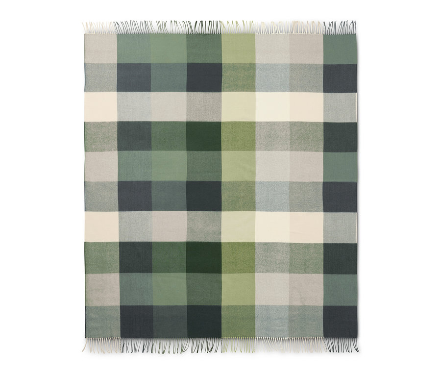 Kariertes Plaid mit Fransen in Grün- und Cremetönen.