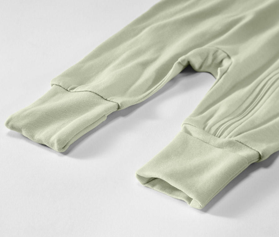 Detailaufnahme eines hellgrünen 3er-Baby-Pyjamas.