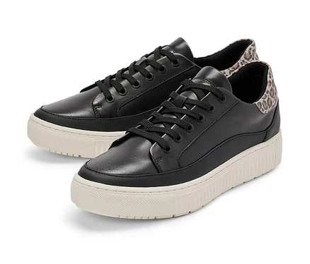 Zwei Leder-Sneaker mit schwarzen Schnürsenkeln und Leopardenmuster an der Ferse.