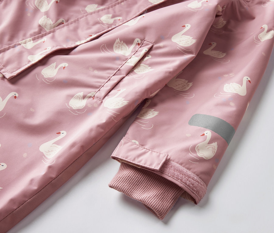 Detailansicht Kinder-Regen-Einteilers mit Schwanenmuster.