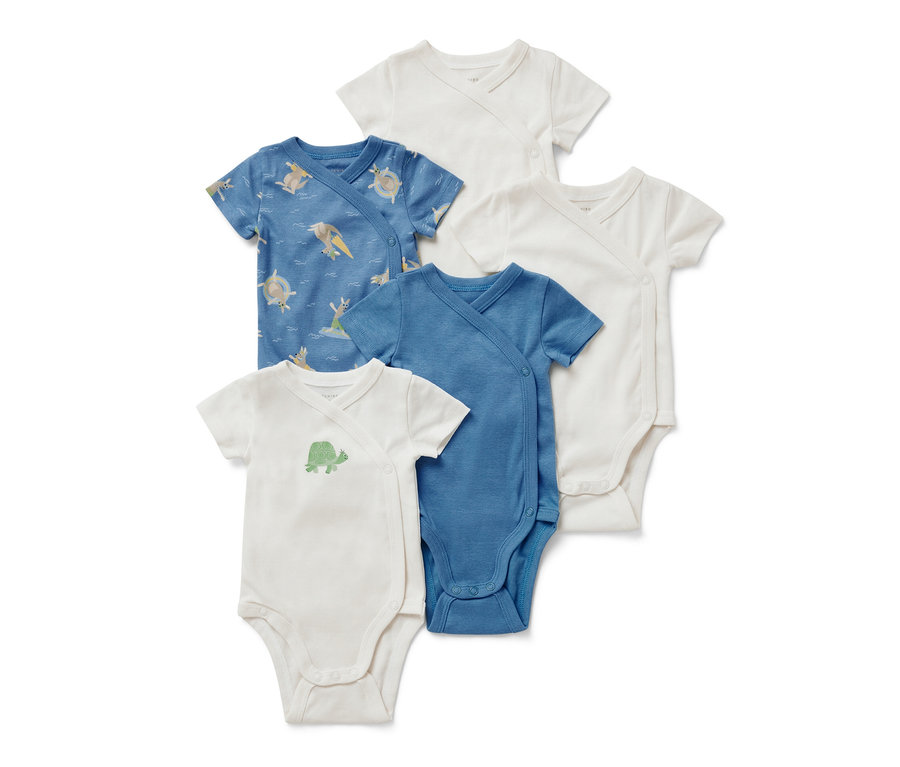 Fünf Baby-Kurzarmbodys in Weiß, Blau und mit Schildkröten- und Känguru-Print.