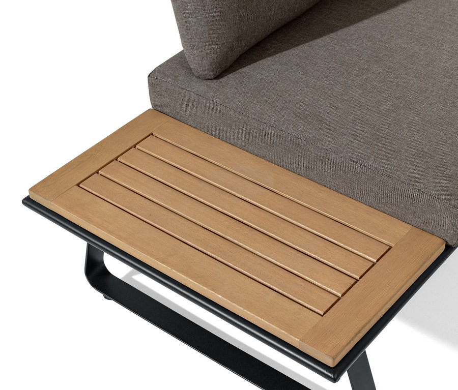 Detailaufnahme einer Lounge-Ecke mit modernem Kufengestell.