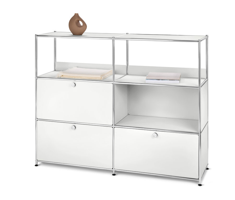 Eine weiße Kommode Metall »CN3« mit 2 Klappen und 1 Schublade. Oben liegen eine braune Vase und gefaltete Kleidung.