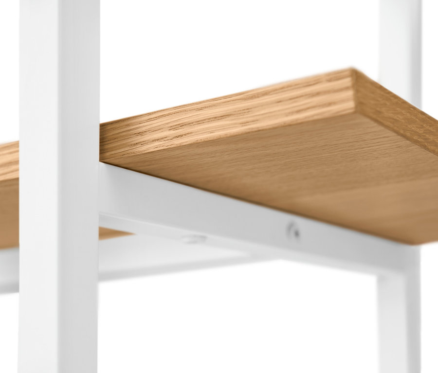 Detailaufnahme eines rollbaren Regals mit Holzregalen und weißem Rahmen.