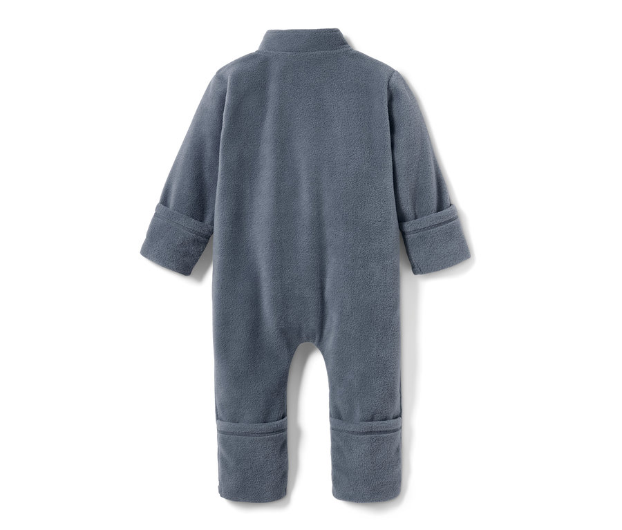 Blauer Baby-Fleece-Einteiler von hinten.