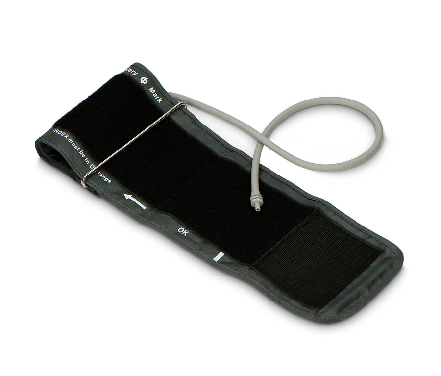 Eine schwarze Blutdruckmanschette mit Schlauch auf einem weißen Hintergrund. Oberarm-Blutdruckmessgerät mit HD-Display.