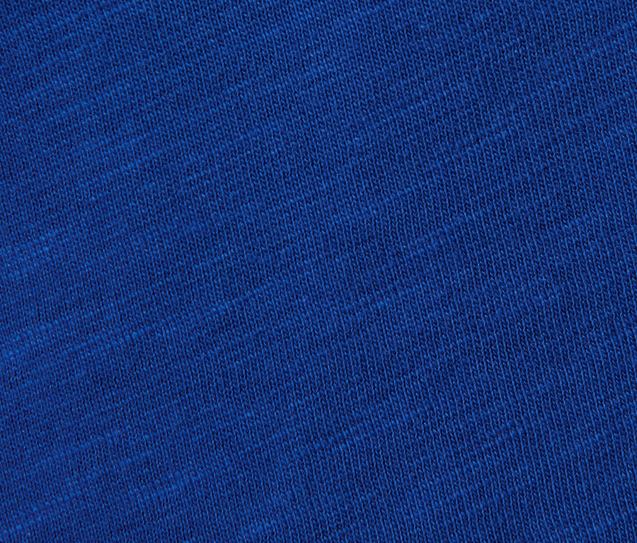 Detailaufnahme eines kobaltblauen Shirts.