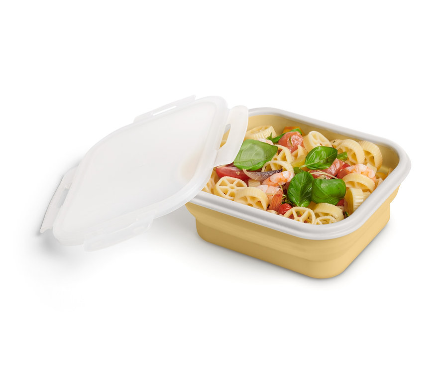 Nudelsalat in gelber, faltbarer Frischhaltedose mit weißem Deckel.