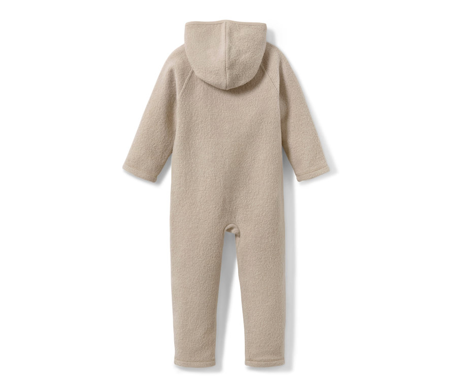 Detailansicht eines Baby-Merino-Walkoveralls.