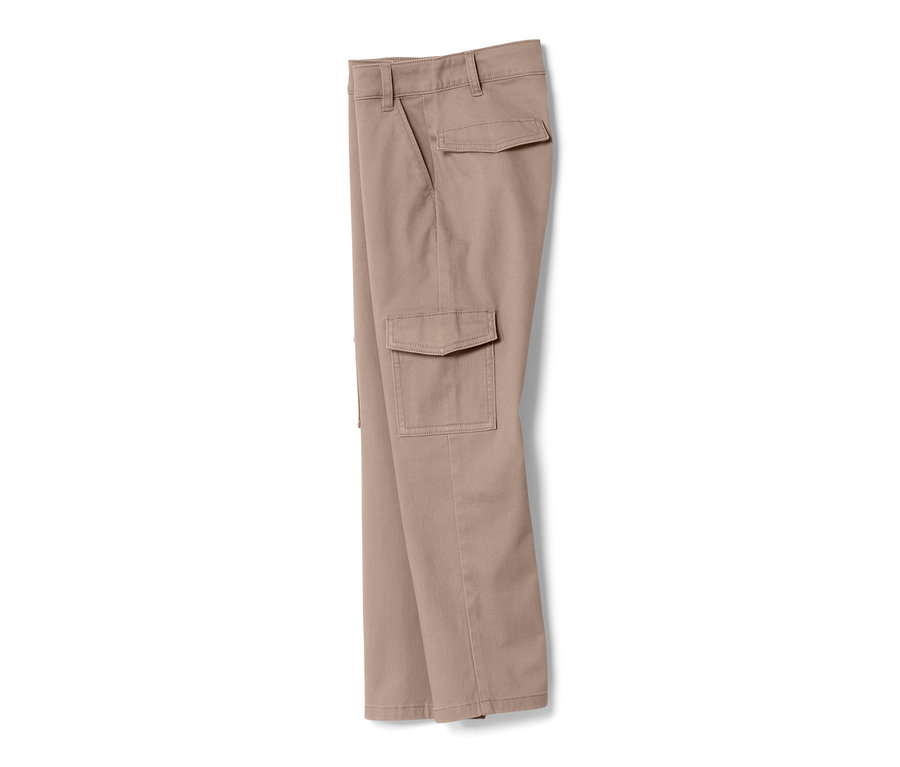 Eine Kinder-Cargohose liegt auf einem weißen Hintergrund.
